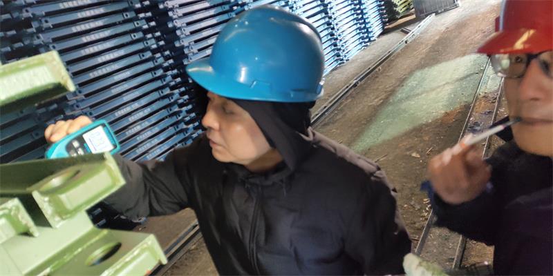 公司魏總工程師對(duì)工作現(xiàn)場進(jìn)行檢查